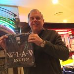 W9DXR Bob receiving a W1AW t-shirt in the prize drawing